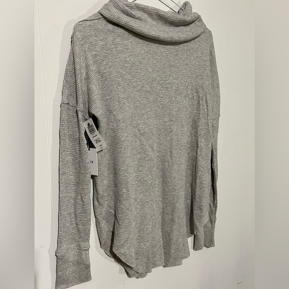 Aritzia Thermal Cowlneck - Picture 6 of 7